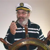  Kapitan si je v 23 letih nabral veliko izkušenj, tako da mu je brada posivela in trebuh zrasel