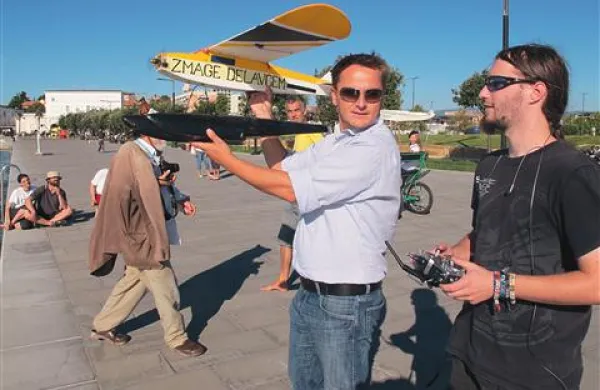 Bodrilno letalo je v zrak zalučal Peter Debeljak, usmerjal ga je Vid Gladovič 