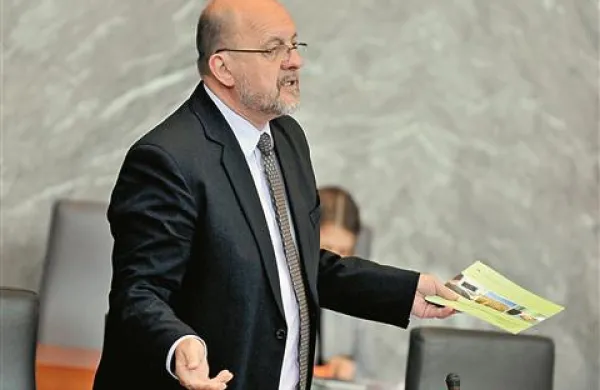 Zmago Jelinčič Plemeniti trdi, da je njegova numizmatična zbirka, ki jo ima varno shranjeno v tujini, vredna kar deset milijonov evrov 