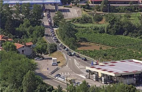 Nemški par in Rusinji so na mejnem prehodu Dragonja Zavrnili (Foto: Leo Caharija) 