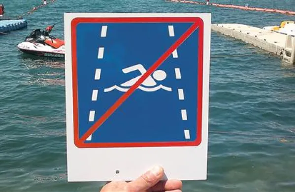 Na robovih koridorjev za ljubitelje vodnih športov so postavili jasne znake, da je v njih prepovedano kopanje