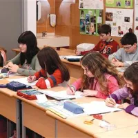 Učenje tujega jezika bi bilo obvezno  v drugem razredu, neobvezno pa bi se lahko k temu  tujemu jeziku vpisali že prvošolčki   