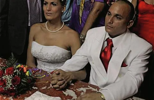 Na Kubi sta se poročila gej Ignacio Estrada in transseksualka Wendy Iriepa. Foto: Reuters 