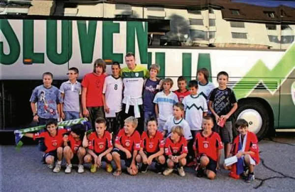 Mladi  nogometa&scaron;i so obiskali slovenske reprezentante