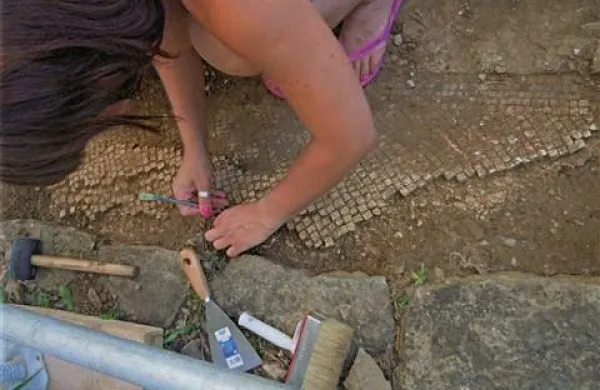 Restavratorji natančno in previdno čistijo ter utrjujejo mozaične kocke. (Foto: arhiv IDS ZRS UP)