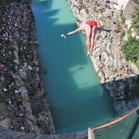 Skoke z mosta je spremljalo blizu 2000 gledalcev