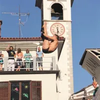 Skoke z mosta je spremljalo blizu 2000 gledalcev