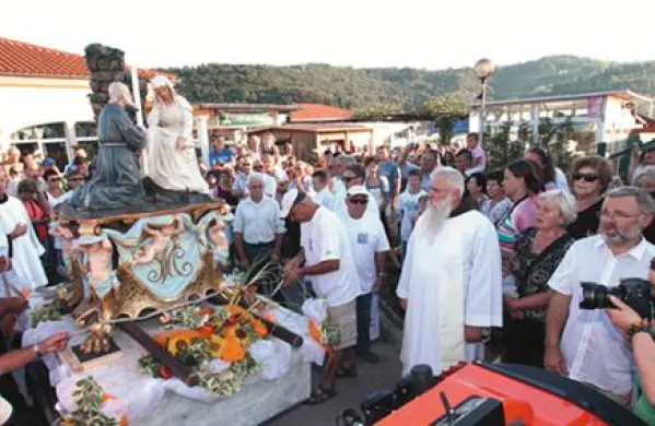 Sprevod do strunjanske cerkve Marijinega prikazanja je vodil koprski pomožni škof dr. Jurij Bizjak.