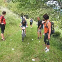 Družina Kovačič iz Modreja je ob progi spodbujala kolesarje in tekače 