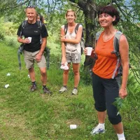 Z desne: Jožica, Katja, Jurij Kovačič, kateremu izza ramena kuka mala Ajda