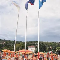 Na vročem pesku portoroške plaže in pod modro zastavo