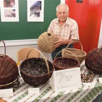 Razstava Kraški mozaik (na fotografiji so pleteni koši in žbrinca) je tudi letos obujala tradicionalne obrti