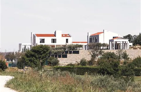 Turistična kmetija, selfness resort ali kakorkoli že imenujejo ta  impresivni kompleks je kot samoten otok   sredi kmetijskih zemljišč z   izjemnim  pogledom na Portoroški zaliv in  Strunjansko dolino