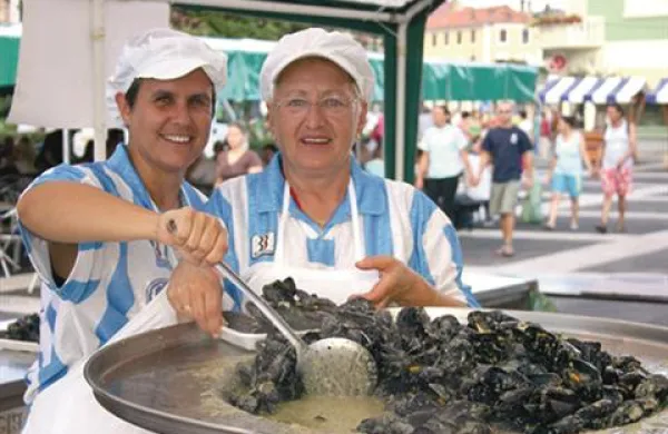 V petek in soboto bodo obiskovalci na različnih prizoriščih lahko okusili ribje specialitete in druge domače dobrote.