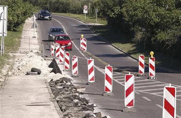 Razriti cesti na Rudi botruje  menjava vodovodnih cevi 
