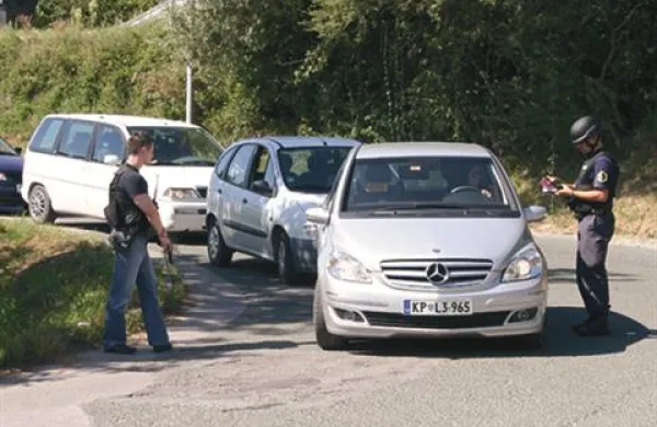 Pri lovu na roparja je sodelovalo 15 pripadnikov specialne enote, dva helikopterja, vse razpoložljive policijske patrulje PU Koper, obveščeni pa so bili tudi hrvaški in italijanski policisti.