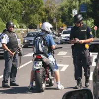 Policisti so  vse, ki so stali  v koloni na Šmarski cesti, opozarjali, naj ne zapuščajo avtomobilov, saj sta bila roparja na begu oborožena in nevarna.