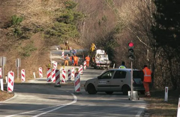 Neznancu sta bila včeraj v napoto semaforja, ki sta bila postavljena na cesti Ajdovščina-Col pri plazu Znosence.