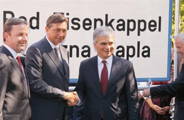 Predsednik vlade Borut Pahor in avstrijski kancler Werner Faymann na današnji postavitvi prvih dvojezičnih napisov na avstrijskem Koroškem.