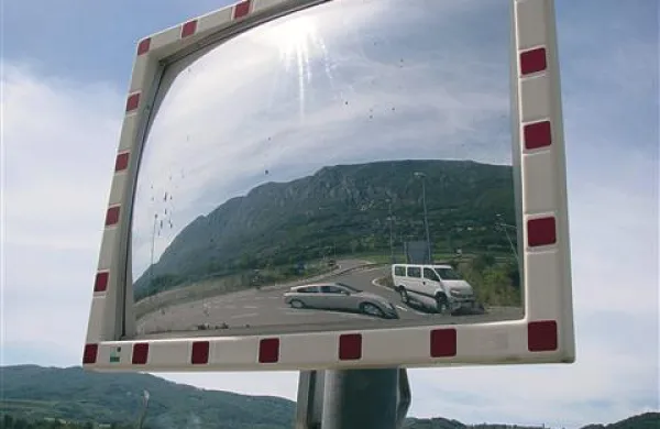 Ogledalo,  na katerem se mora voznik, ki se pripelje s hitre ceste, prepričati, da lahko varno zapelje v križišče, je precej oddaljeno, pa tudi dotrajano. Vidljivost v njem je zelo slaba.