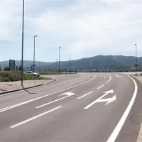 Voznik sivega BMW-ja (na sliki levo), ki se je pripeljal s hitre ceste, se je s pomočjo ogledala (na fotografiji skrajno desno) lahko prepričal le o vozilih, ki prihajajo v križišče po njegovi desni iz smeri Vipave. Kaj pa motorist, ki prihaja v križišče iz ovinka  iz smeri Podnanosa?