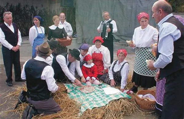 Pred desetimi leti so Harijci vzbudili pozornost s prikazom starih opravil od zrnja do kruha po scenariju Alenke Penko