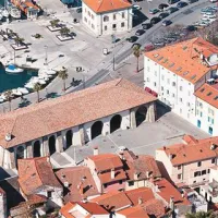 Umeščenost Taverne ob promenadi, mandračem in tržnici že sama po sebi privablja veliko ljudi