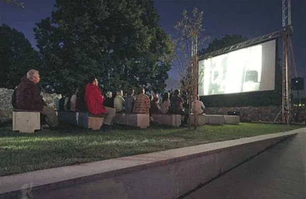 Letni kino na borjaču Škrateljnove domačije 