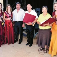 Nagrajenca (s pisnimi priznanji) Miran Vodopivec in Marta Ščuka v družbi sežanskega župana  Davorina Terčona in vinskih kraljic