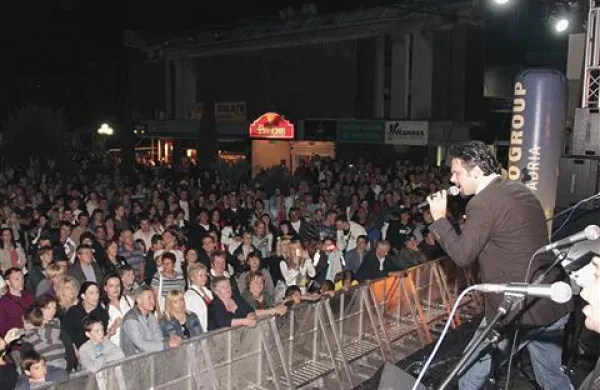 Stanovalce Delpinove 24 je poleti zelo motil hrup z večjih koncertov na Bevkovem trgu, opozarjajo pa še na več drugih težav