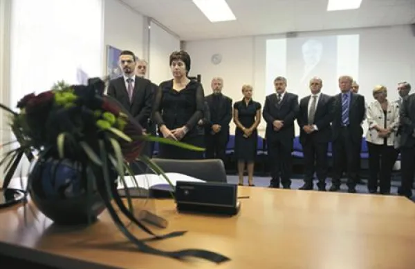 V žalni knjigi se je danes vpisala 20-članska delegacija NSi, ki jo je v parlamentu spremljal tudi evropski poslanec Lojze Peterle. 