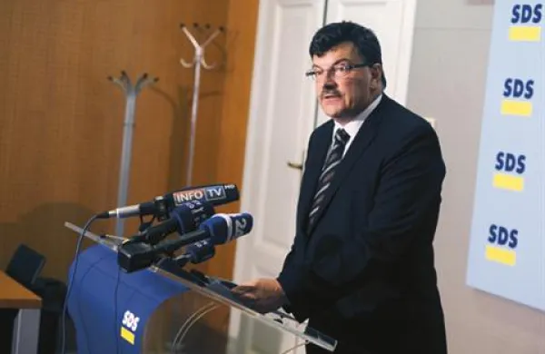 Peter Verlič je pozval vlado  k prekinitvi postopka javnega razpisa za elektronsko cestninjenje v prostem prometnem toku.