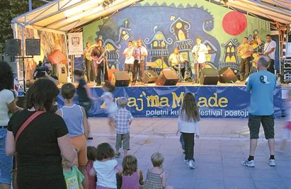 Na letošnjem festivali Zmaj 'ma mlade so prvi nastopili Gypsy Mambo Koćani Orkestar iz Makedonije