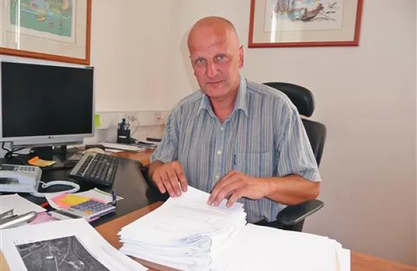 Davor Simčič z zajetno dokumentacijo o zemljišču, na katerega AS Tolmin nestrpno čaka 