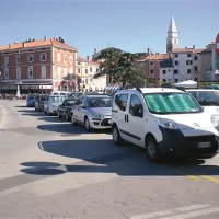 Na Velikem trgu, kjer je 111 parkirnih mest, naj bi po odločitvi župana ob plačilu parkirnine lahko parkirali lastniki lokalov in njihove stranke, kar pa na tabli z urnikom in s cenikom parkiranja ne piše