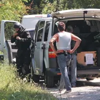Potem ko so ob 12.30 prihiteli na kraj, so zamaskirani specialci v črnih uniformah roparja ujeli v dobri uri