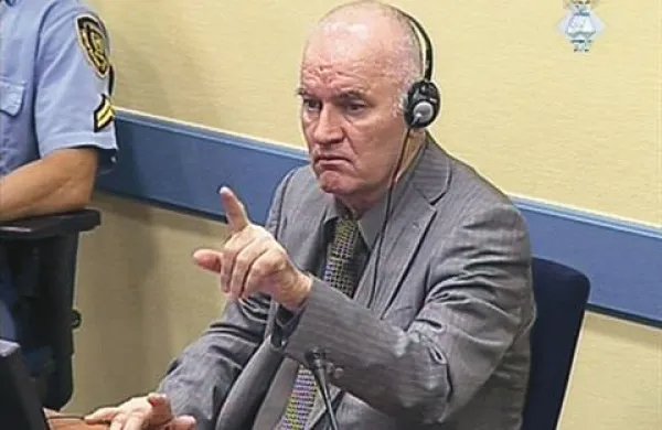 Nekdanjega poveljnika bosanskih Srbov Ratka Mladića so v sredo operirali zaradi kile.