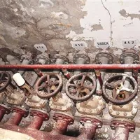 Ventilni s cevmi, ki izginjajo v zemljo.