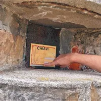 Ob vhodu v kamniti niši že obledel, skoraj nečitljiv napis z navodili, kako do ključev.