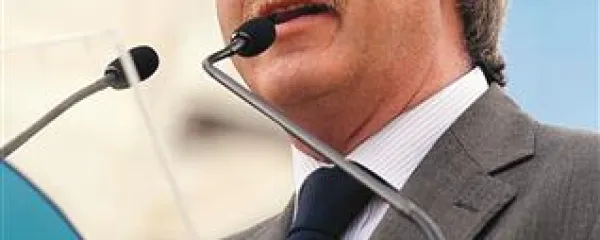 Težko guvernerjevo poletje