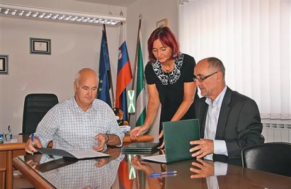Župan Zvonko Benčič - Midre in direktor Kraškega zidarja Radoš Lipanje sta včeraj podpisala pogodbo za gradnjo kanalizacijskega omrežja v severnem delu Kozine.