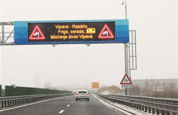Za prihajajočo “sezono vetra” Dars napoveduje predrugačen sistem zapiranja vipavske hitre ceste za tovornjake. 