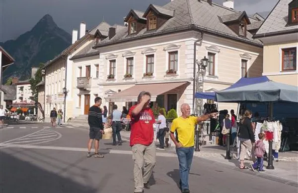 V Bovcu so vsi hoteli zasedeni,  tudi v zasebnih sobah in  apartmajih  je težko najti prazno posteljo.