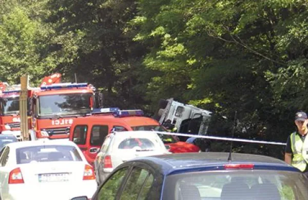 Ko je zapeljal s ceste, se je tovornjak prevrnil na levi bok