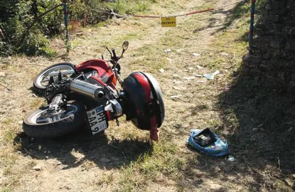 Odvržen motor roparjev in ob njem moder nahrbtnik, v katerega sta stlačila 60.000 evrov z bančnega pulta. Del 100 in 500-evrskih bankovcev sta raztresla že takoj ob motorju.  