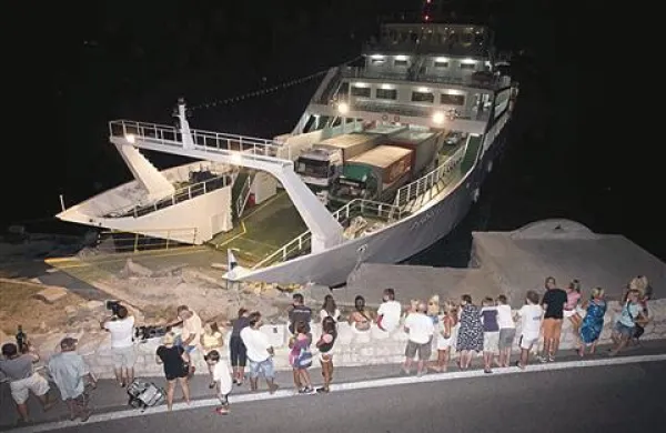 Vozila z nasedlega trajekta so izkrcavali vso noč.