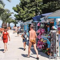 Prodajalci na stojnicah tarnajo, da turisti ne kupijo skoraj ničesar.