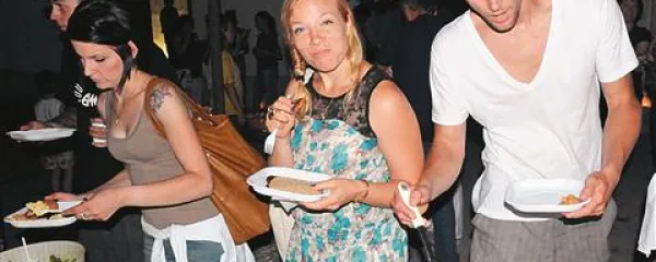   Vegani poudarjajo, da je njihov življenjski slog predvsem etična izbira. Največje prehranske organizacije v svetu menijo, da je veganstvo tudi zdrava izbira, slovenska pediatrična stroka pa je prepričana, da je ta način prehranjevanja škodljiv in zdravju nevaren.