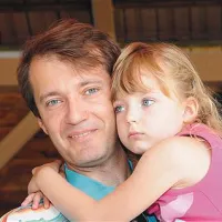Mag. Marko Čenčur s hčerko - vegetarijanko. Odgovornim očita, da starši lahko dobijo ogromno informacij o tem, kako pravilno sestaviti vsejedi obrok, medtem ko v primeru veganske prehrane strokovnjaki teh informacij ne dajejo.
