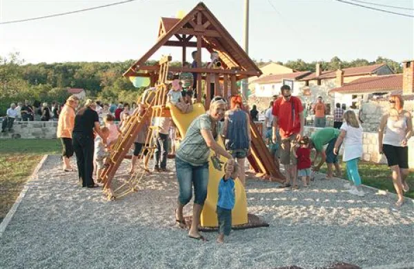 Gneča ob odprtju novega otroškega igrišča je bila velika. To je dobra napoved, tudi za prihodnost vasi.